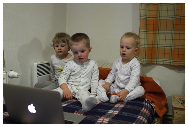 Tři blonďáci v pyžamá...