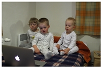 Tři blonďáci v pyžamá...