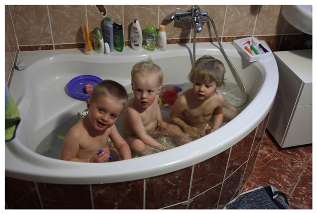Tři blonďáci berou koupel