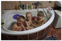 Tři blonďáci berou koupel